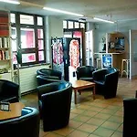 Hostel De *