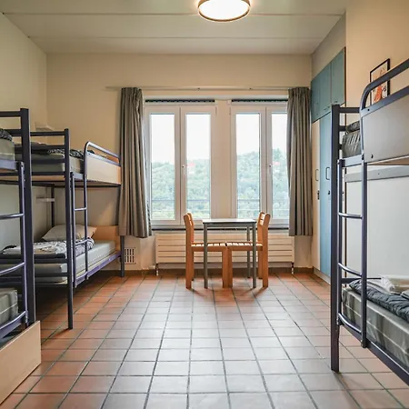 Hostel De *