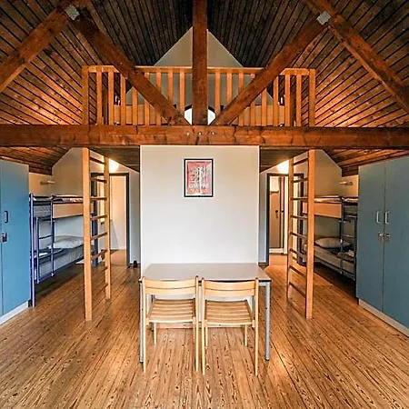 Hostel De *