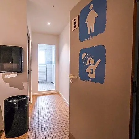 Hostel De *