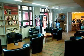Hostel De *
